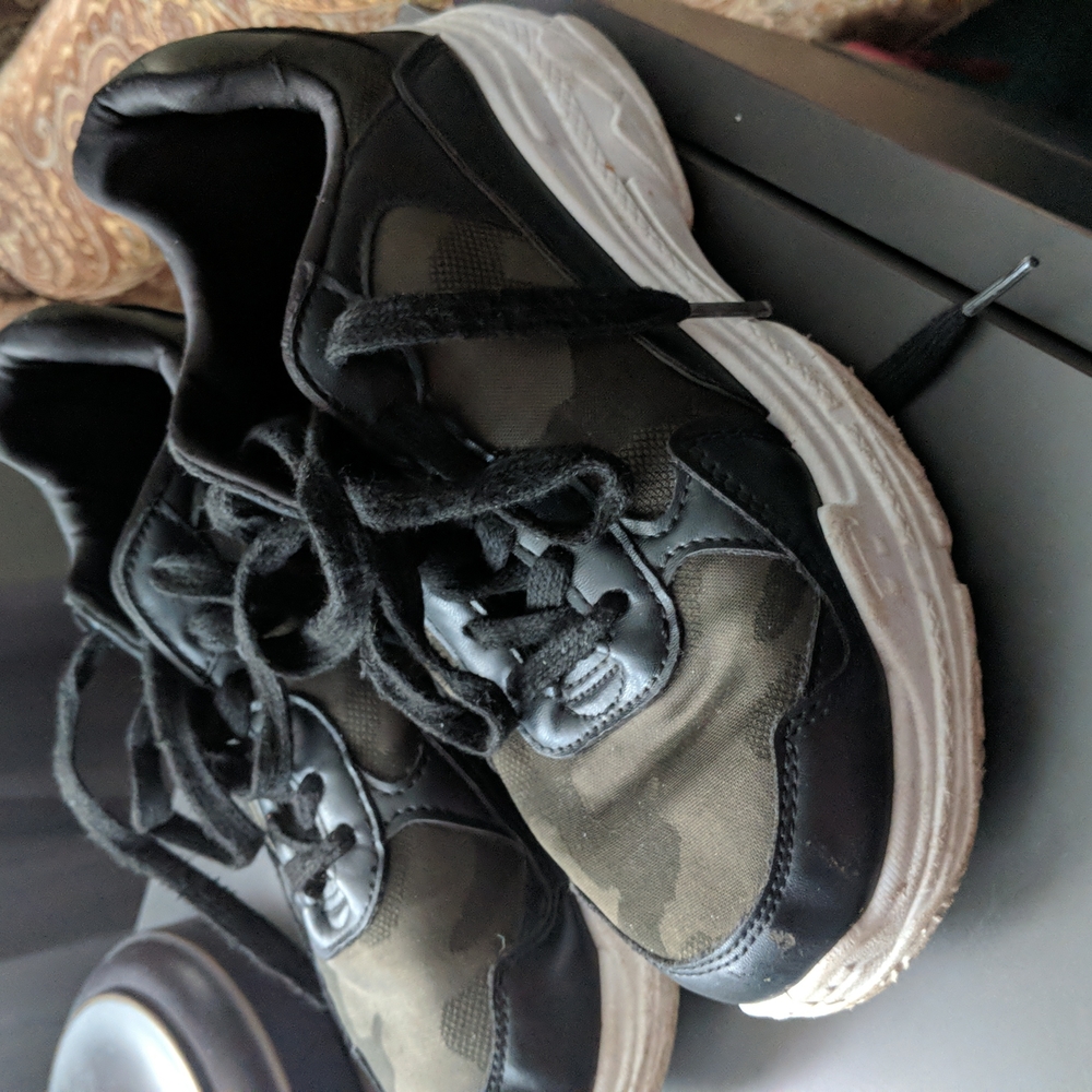 Boys tennis shoes